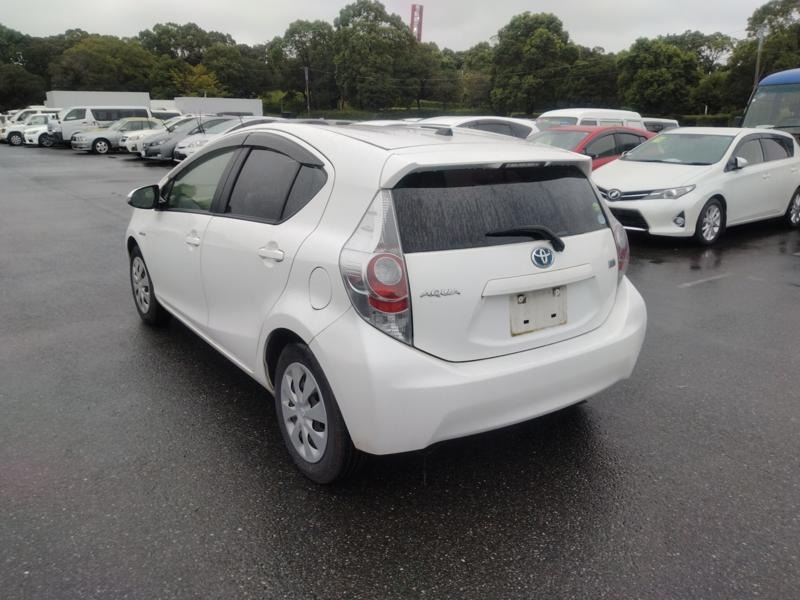 2013 Toyota Aqua thumbnail