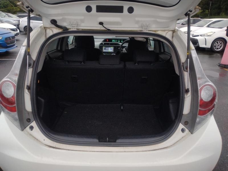 2013 Toyota Aqua thumbnail