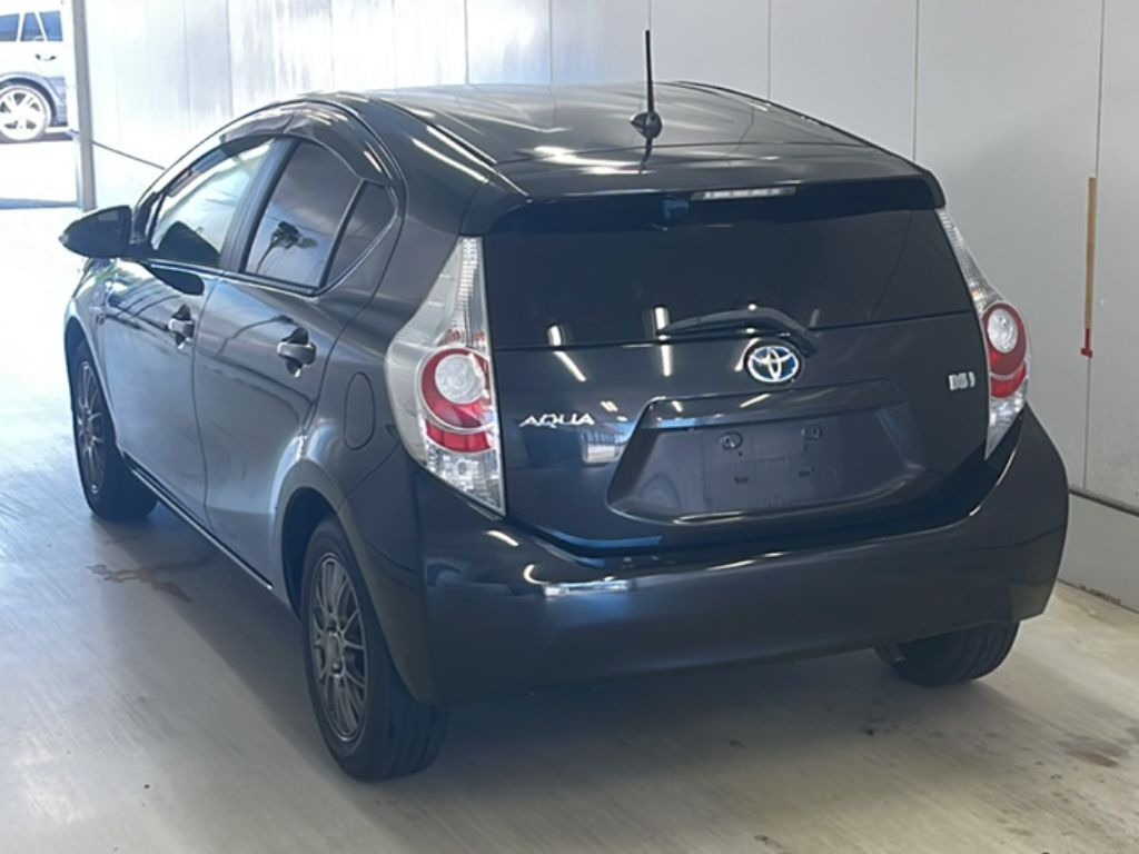 2013 Toyota Aqua thumbnail