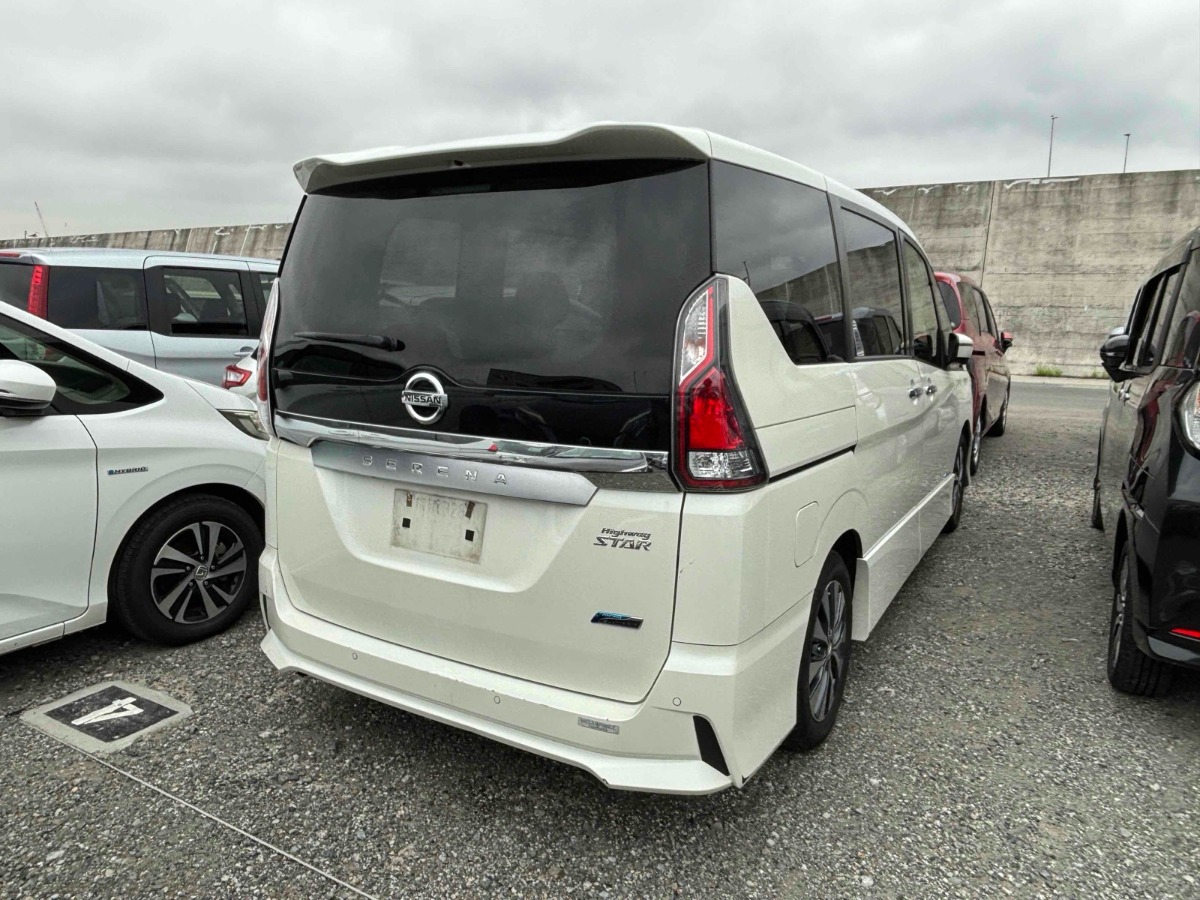 2017 Nissan Serena thumbnail