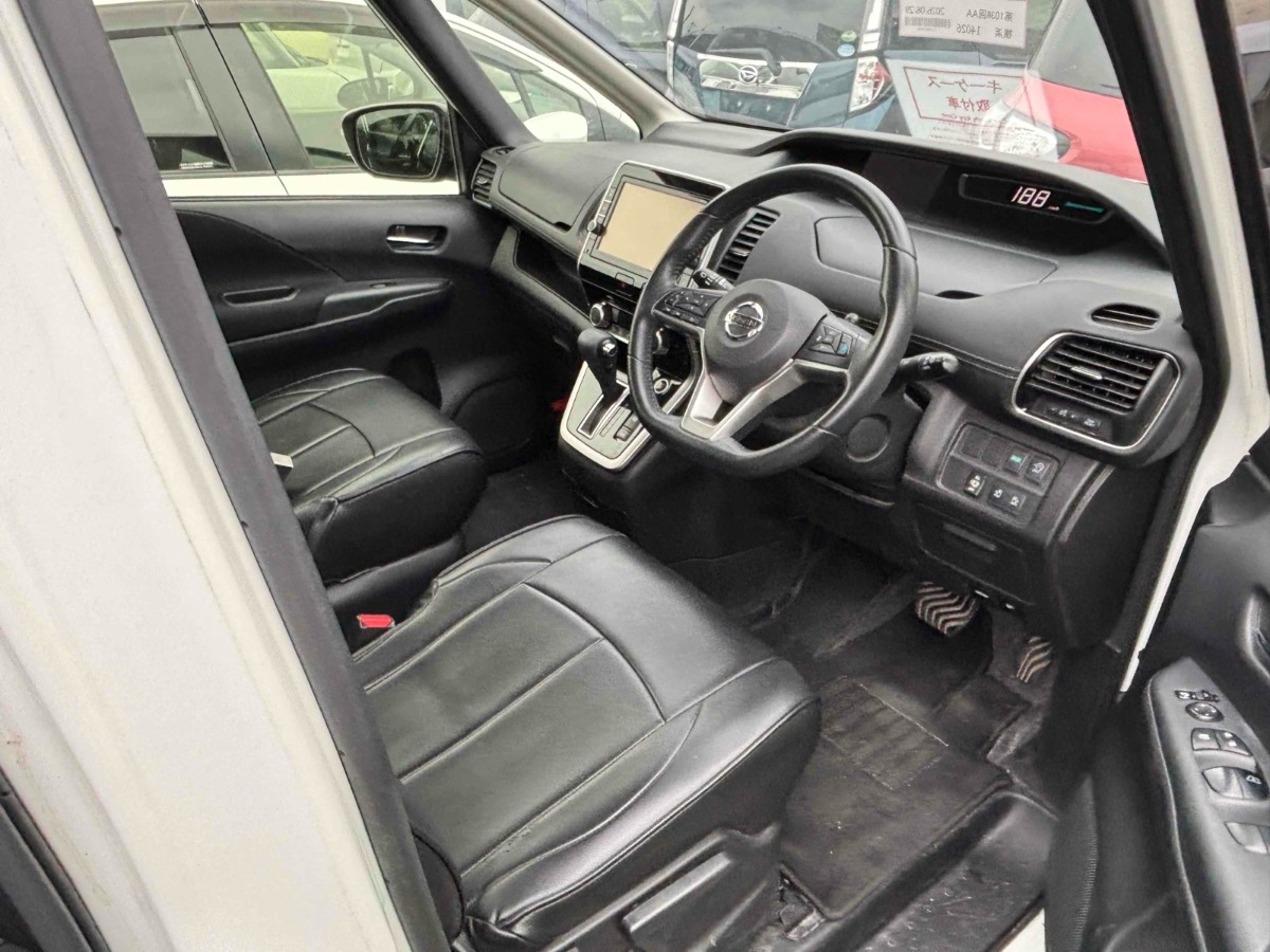2017 Nissan Serena thumbnail