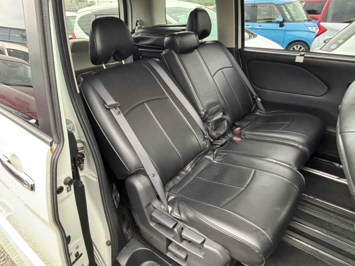 2017 Nissan Serena thumbnail