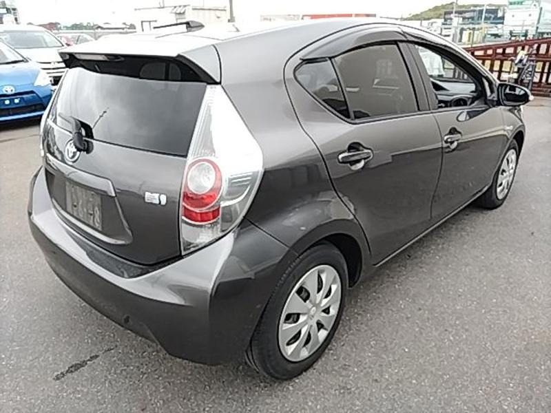 2014 Toyota Aqua thumbnail