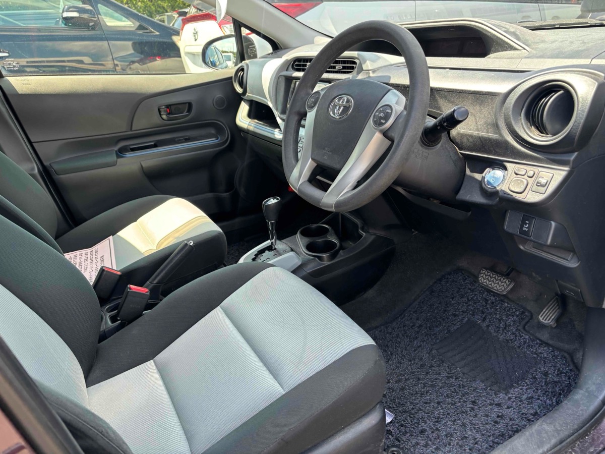 2014 Toyota Aqua thumbnail