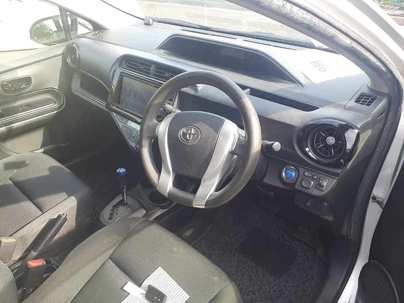 2015 Toyota Aqua thumbnail
