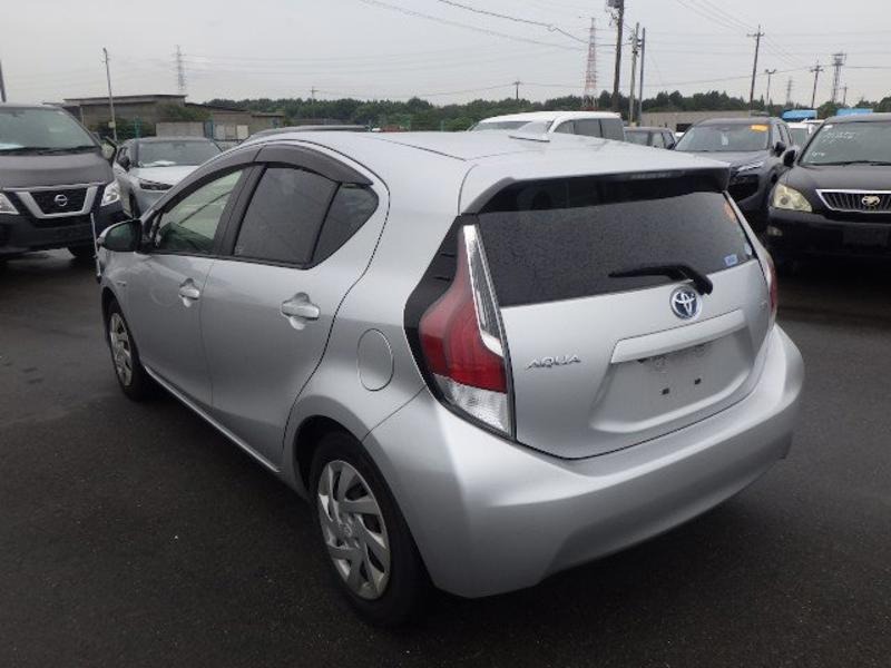 2015 Toyota Aqua thumbnail