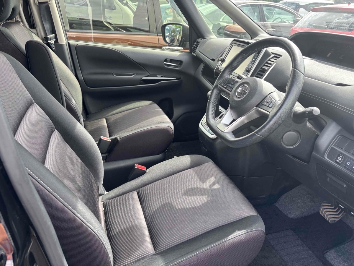 2017 Nissan Serena thumbnail