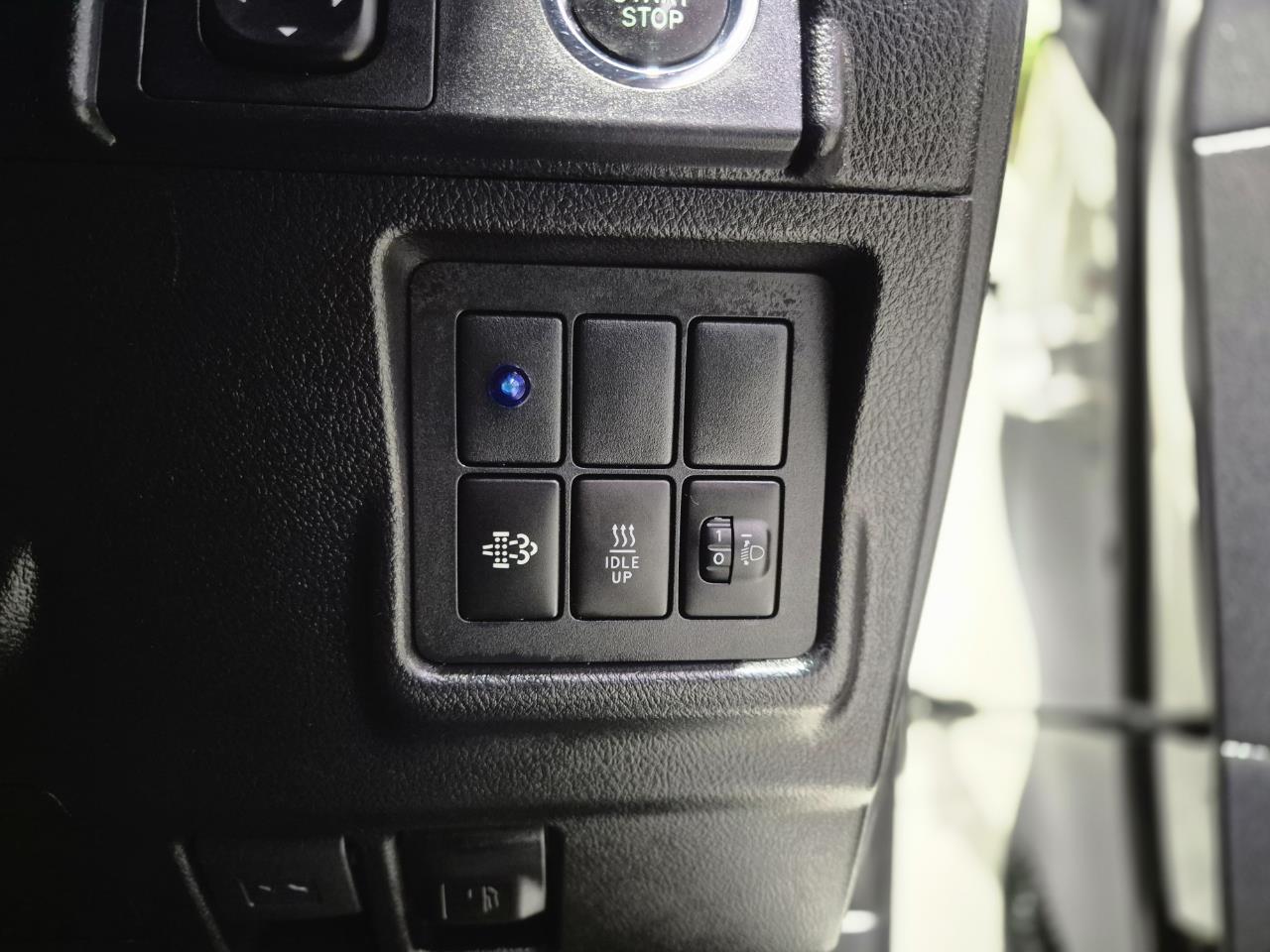 2015 Toyota Landcruiser thumbnail