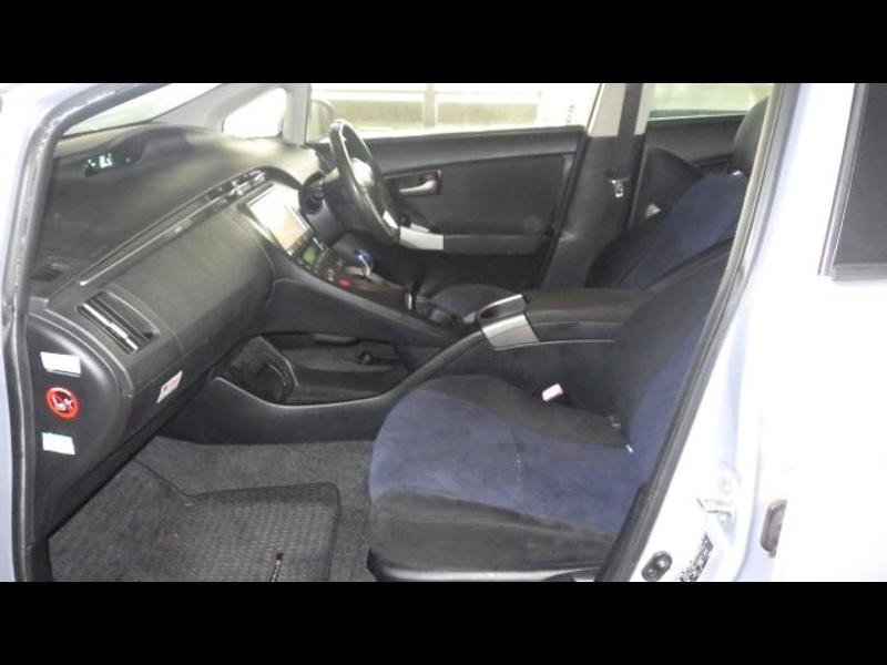 2013 Toyota Prius thumbnail