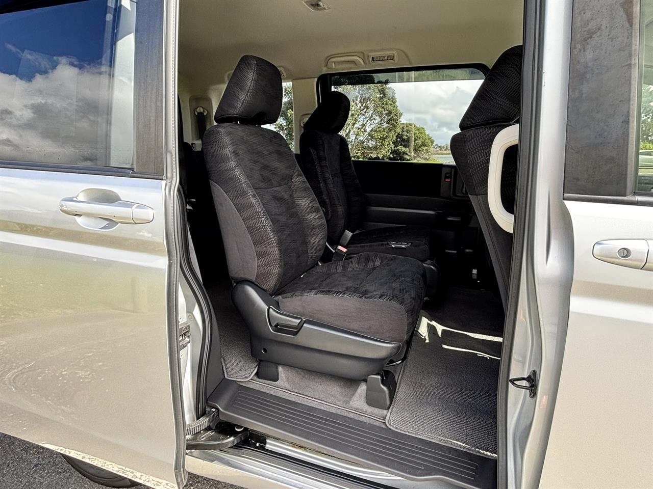 2014 Honda Stepwagon thumbnail