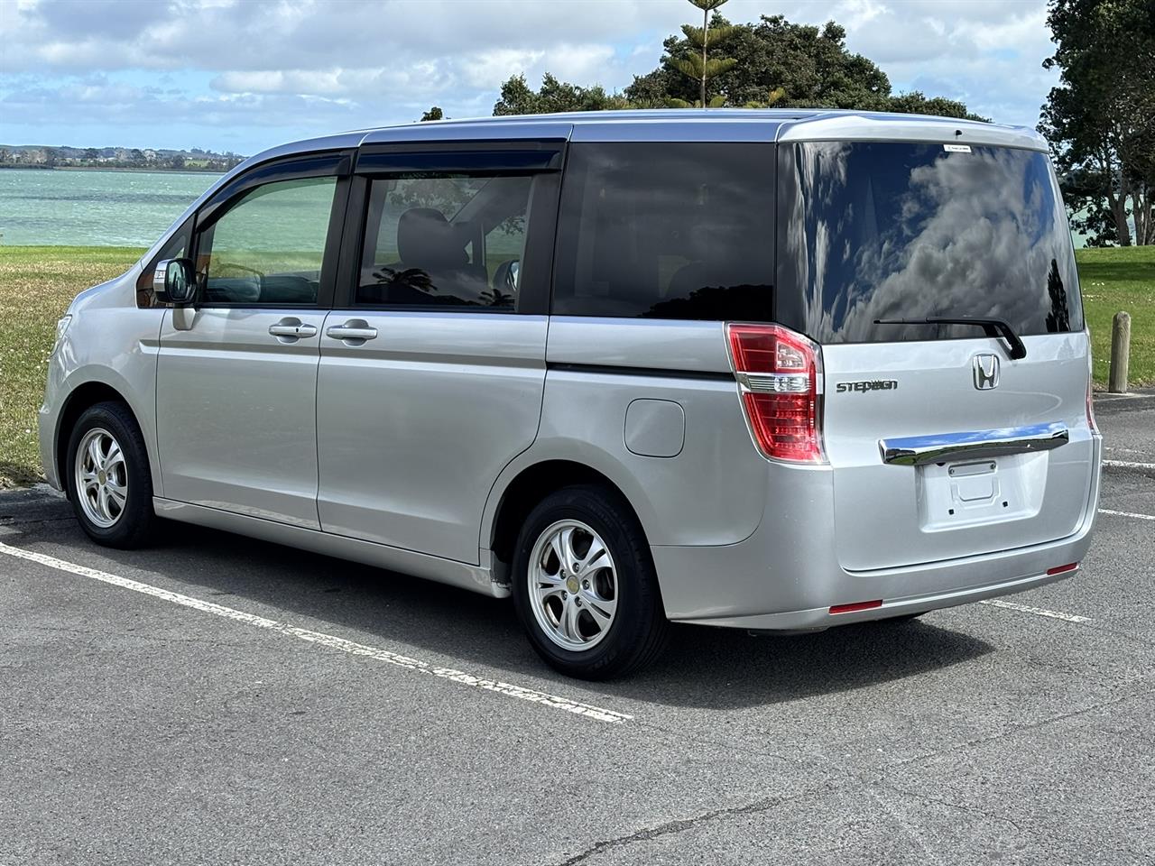 2014 Honda Stepwagon thumbnail