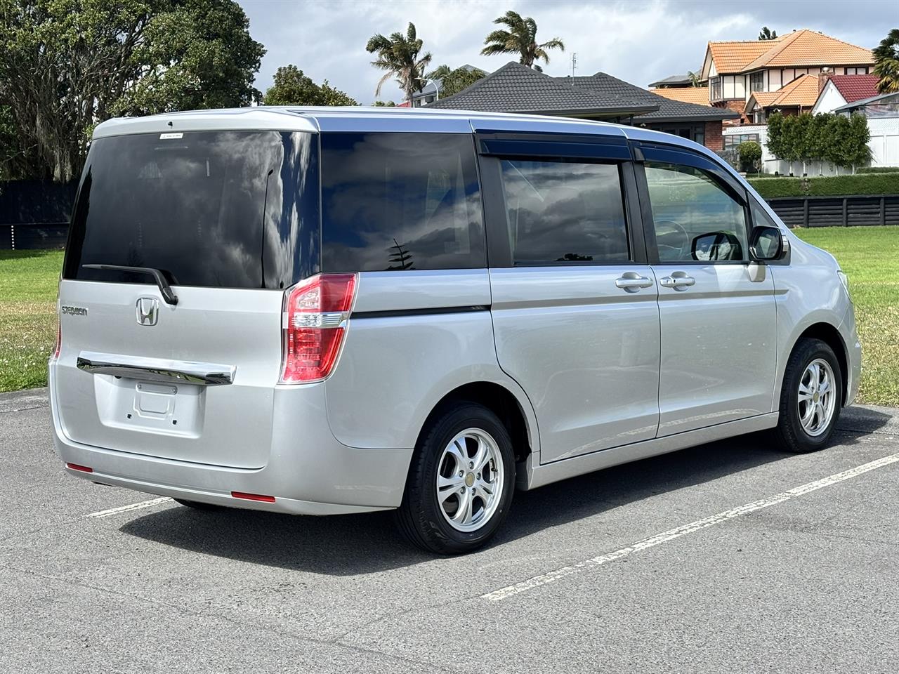 2014 Honda Stepwagon thumbnail