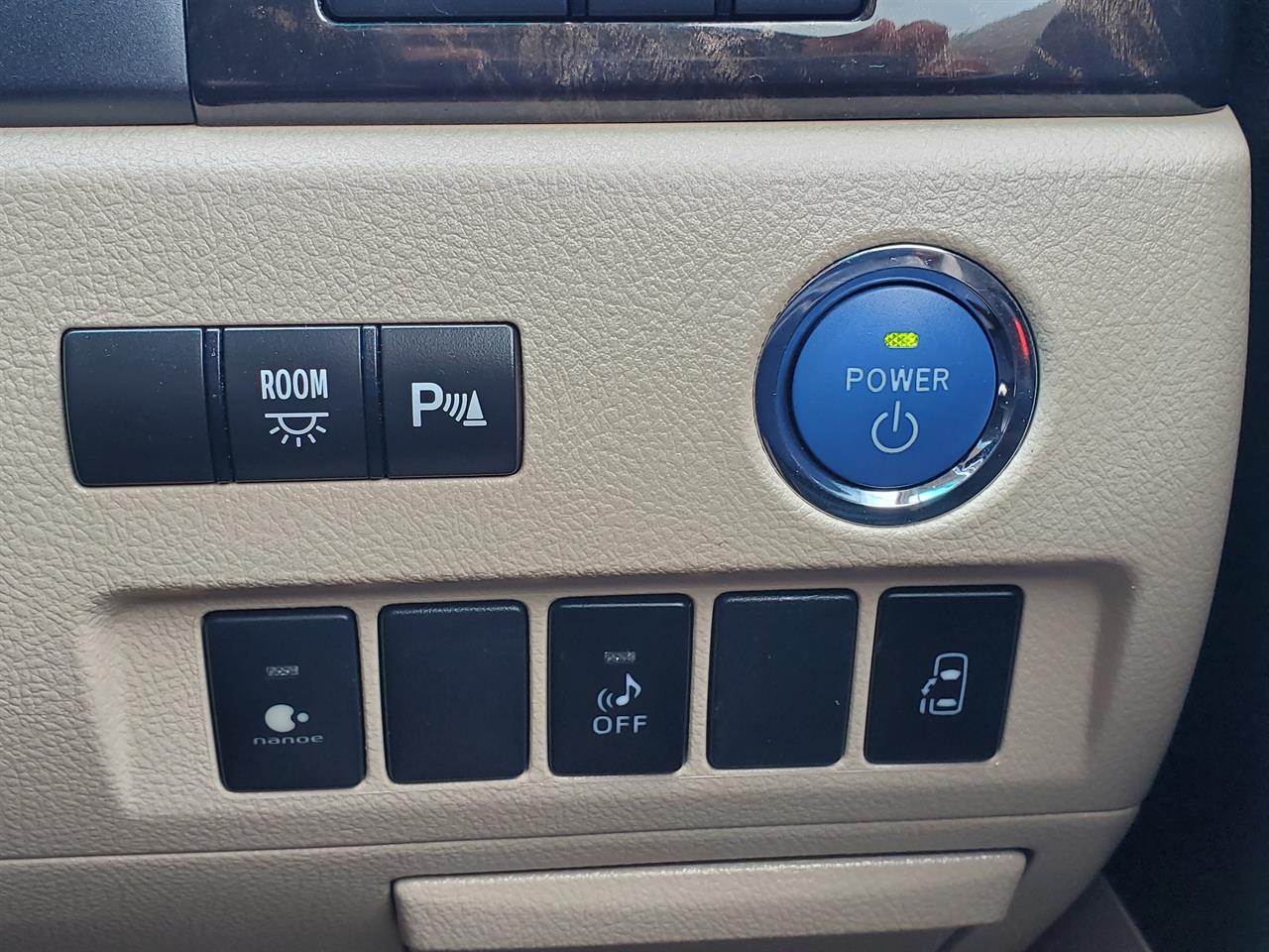 2012 Toyota Vellfire thumbnail