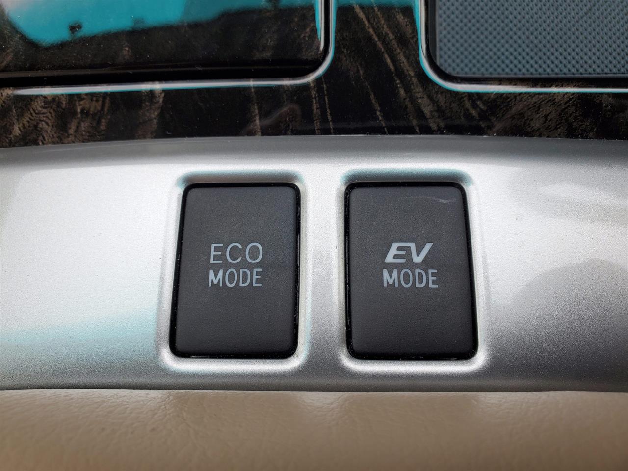 2012 Toyota Vellfire thumbnail