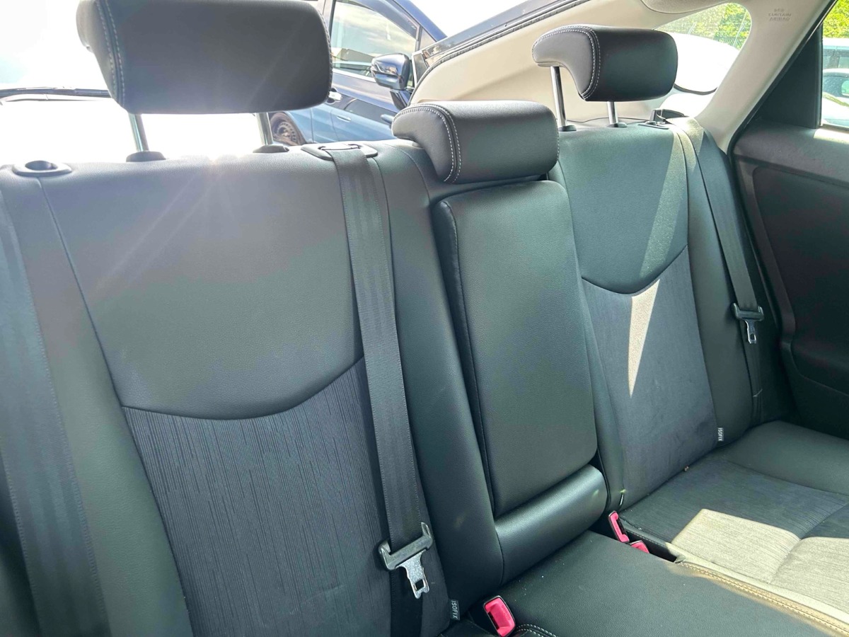 2013 Toyota Prius thumbnail
