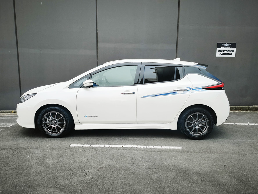 2022 Nissan Leaf thumbnail