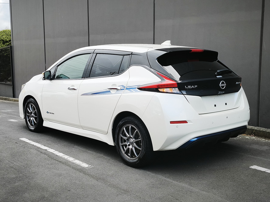 2022 Nissan Leaf thumbnail