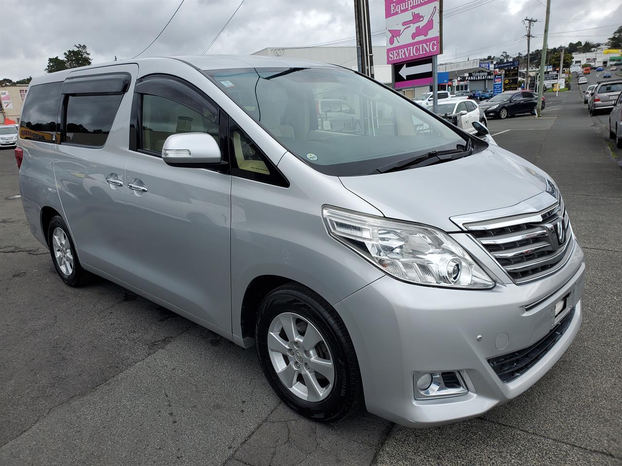 2013 Toyota Alphard thumbnail