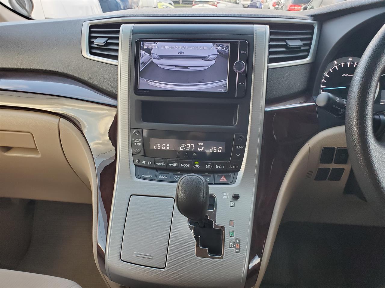 2013 Toyota Alphard thumbnail