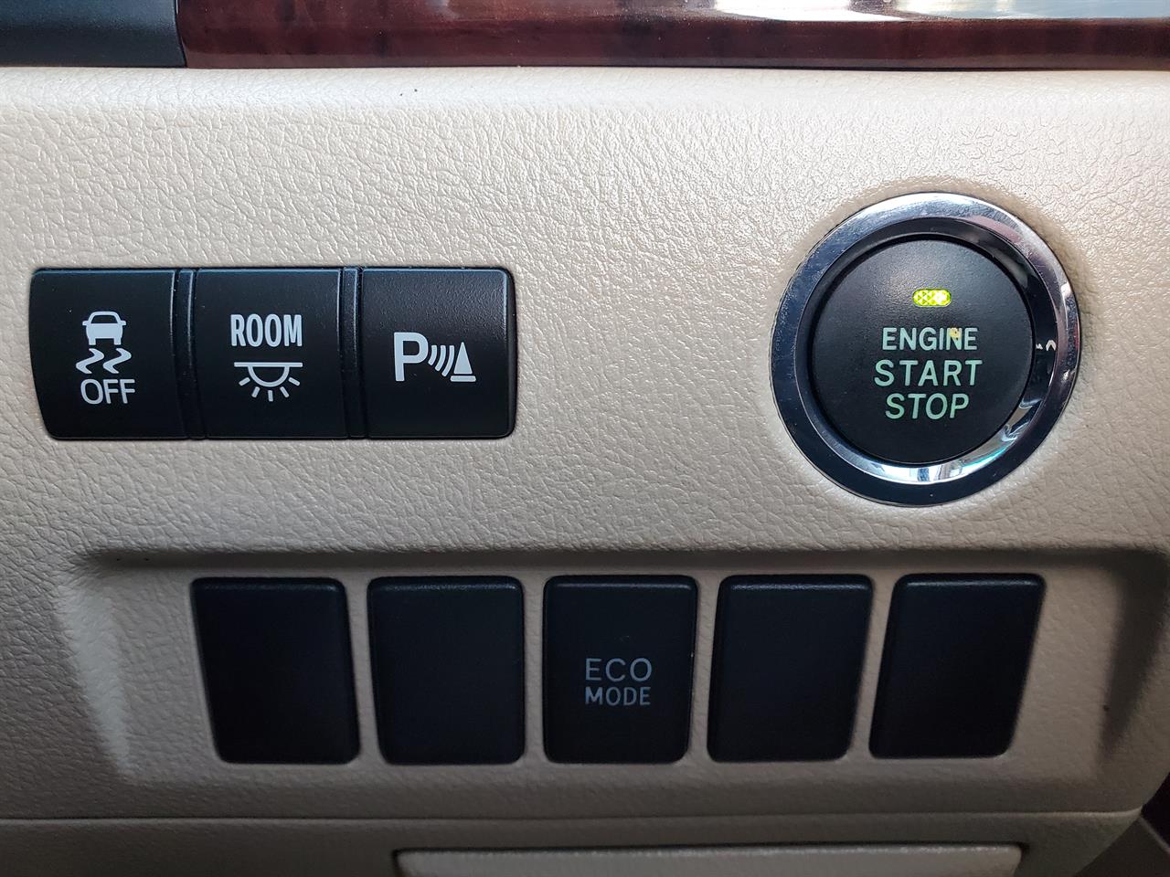 2013 Toyota Alphard thumbnail