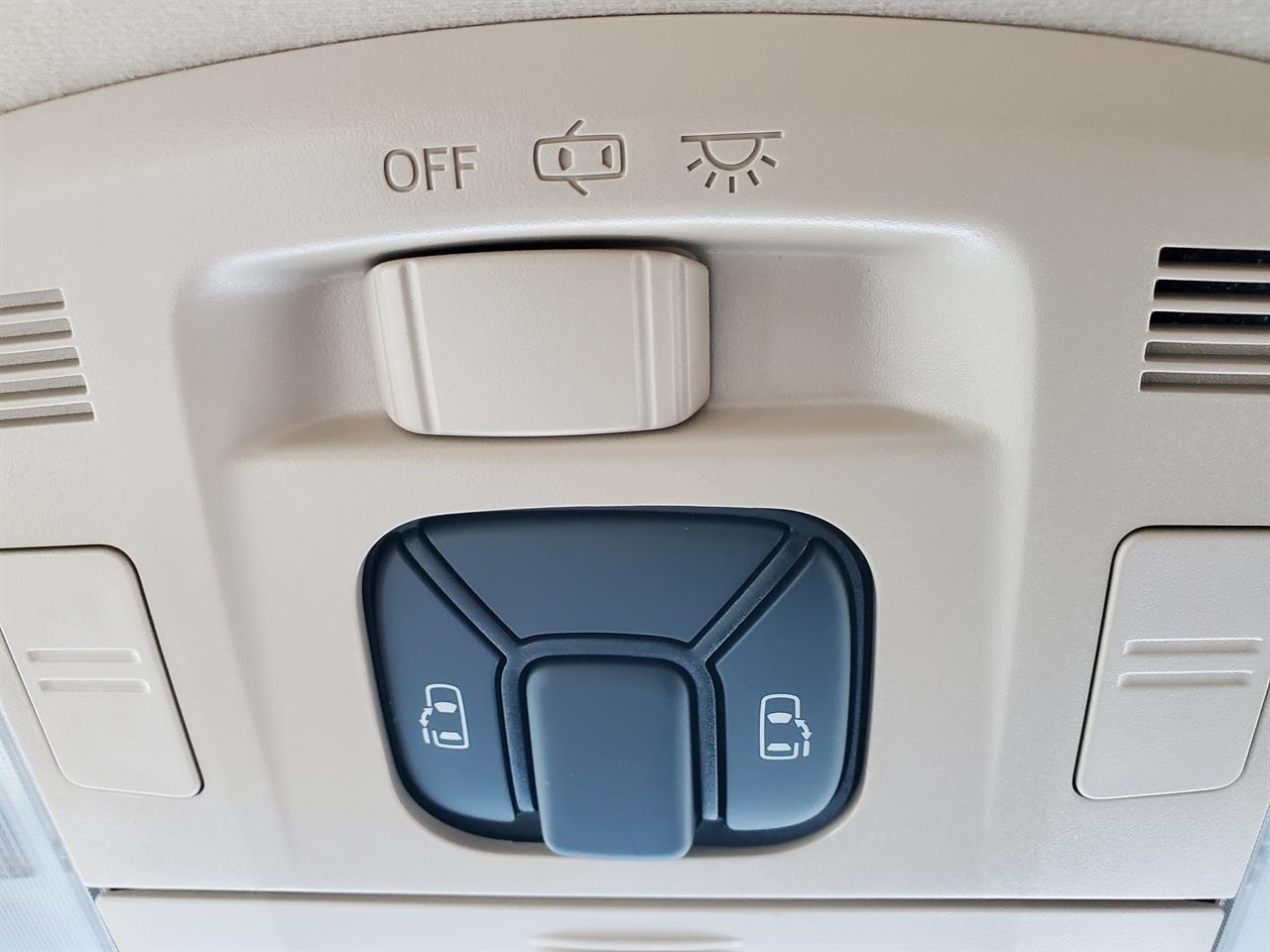 2013 Toyota Alphard thumbnail