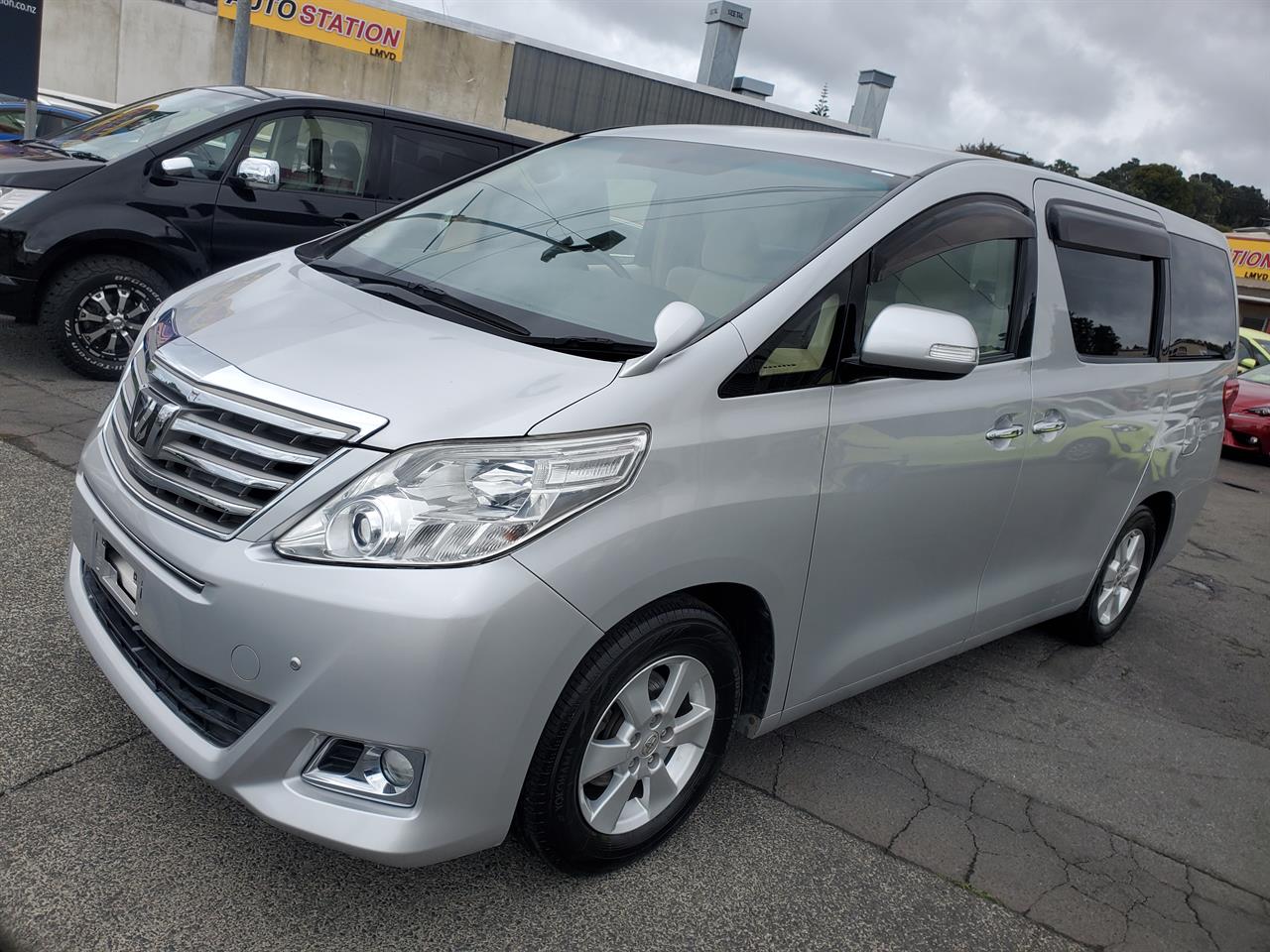 2013 Toyota Alphard thumbnail