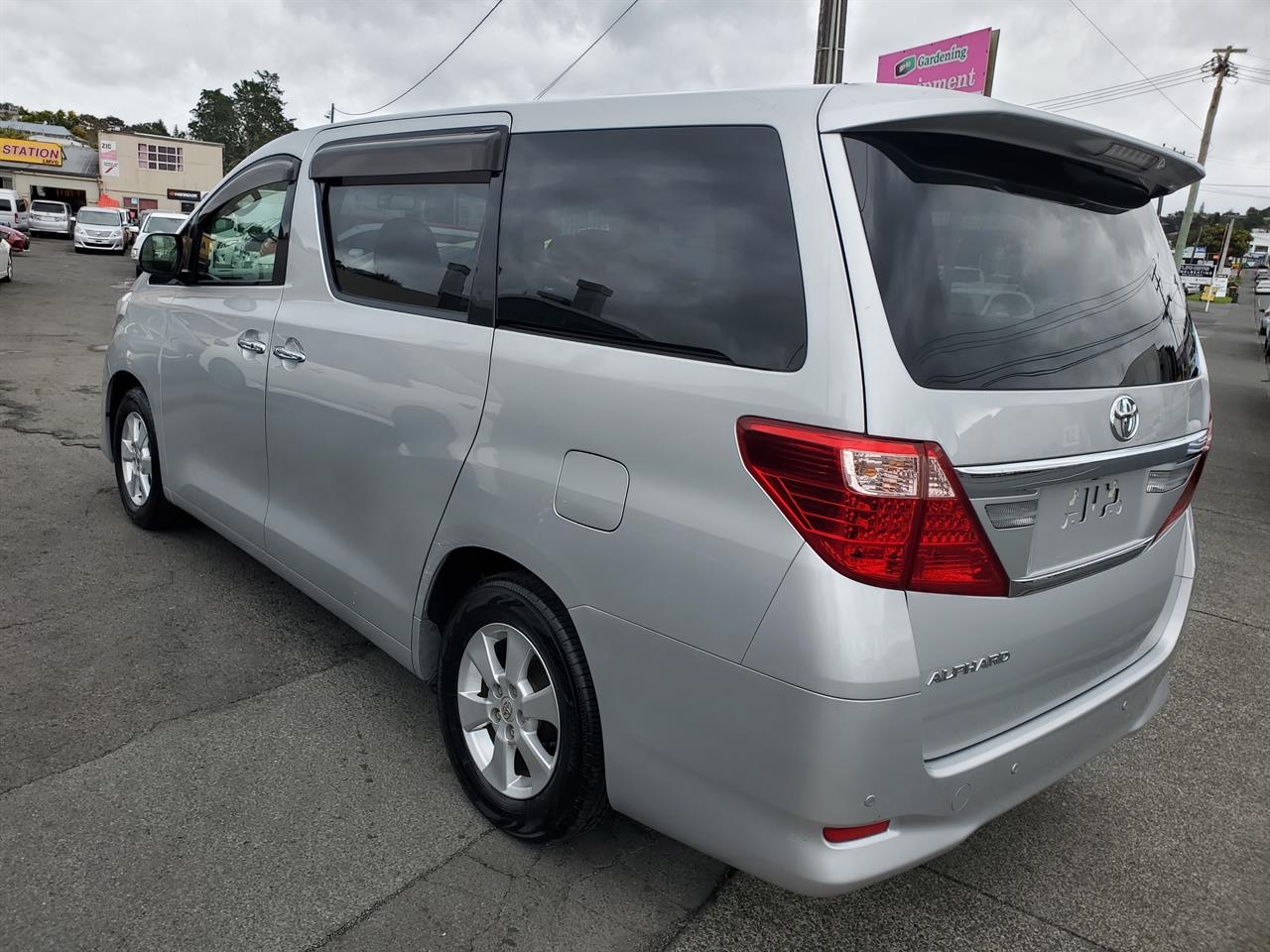 2013 Toyota Alphard thumbnail