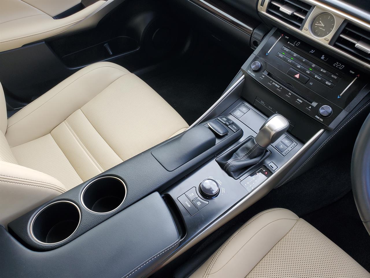 2013 Lexus IS300h thumbnail