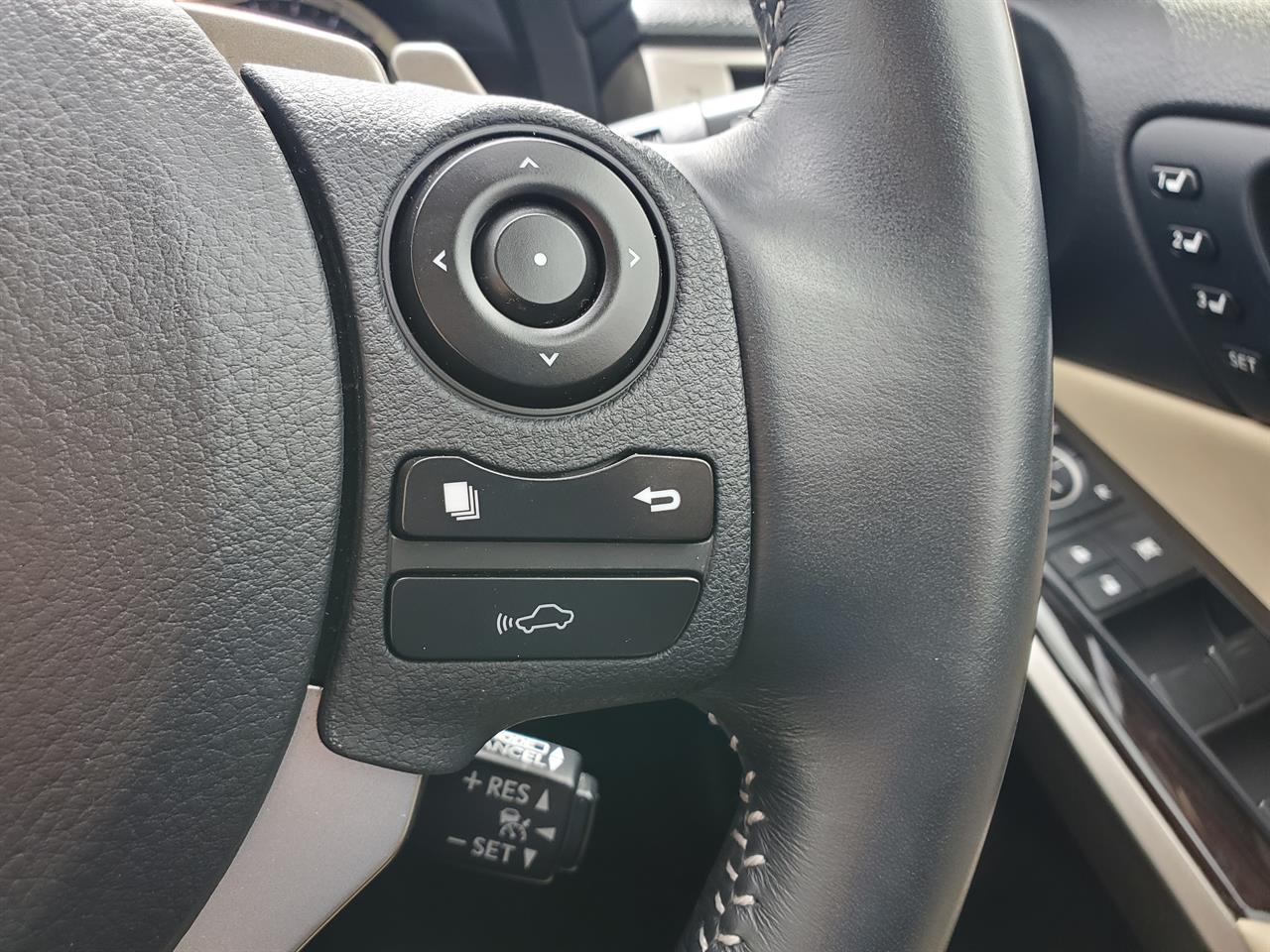 2013 Lexus IS300h thumbnail