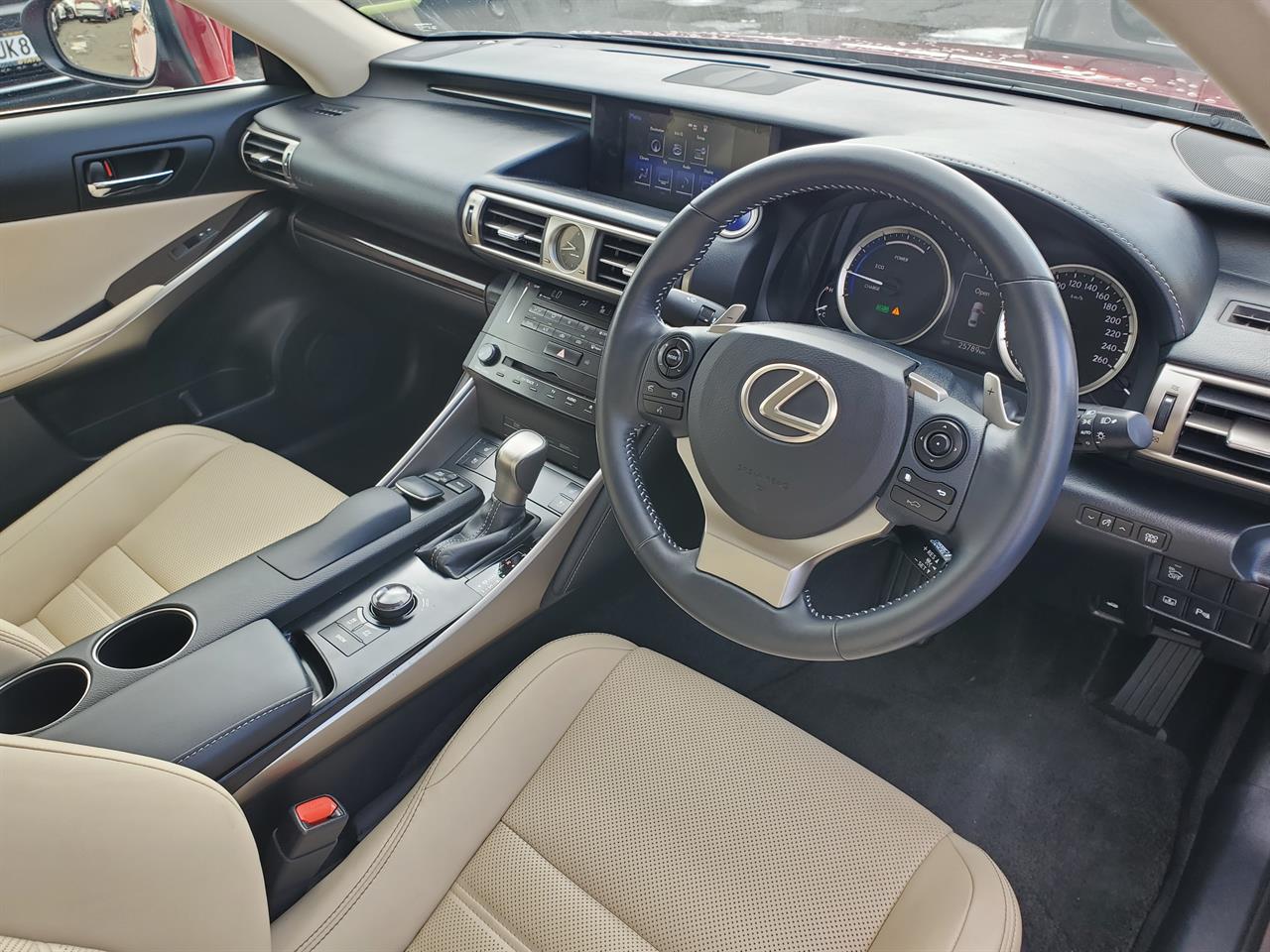 2013 Lexus IS300h thumbnail