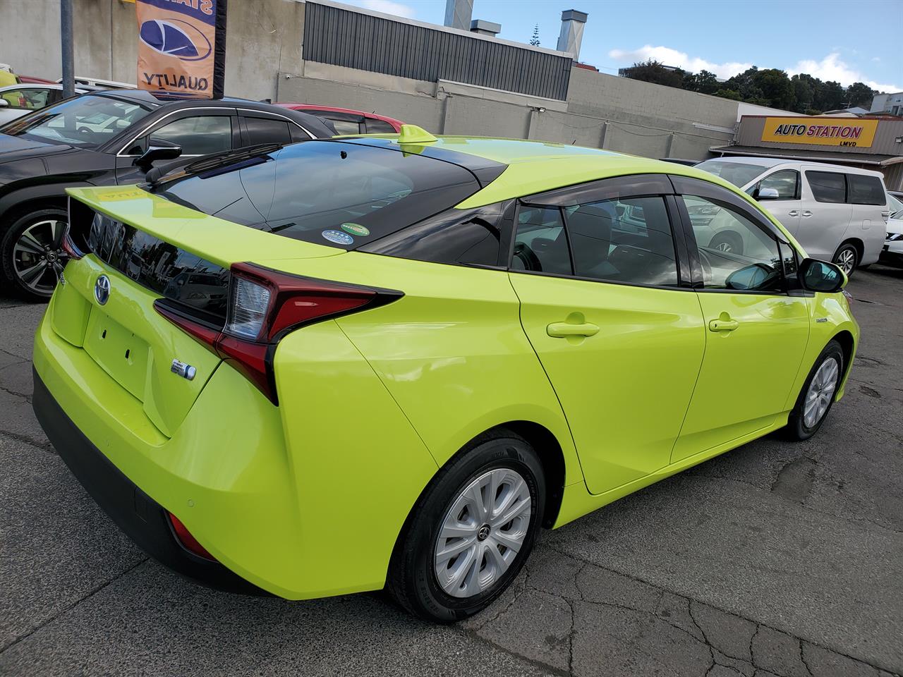 2019 Toyota Prius thumbnail
