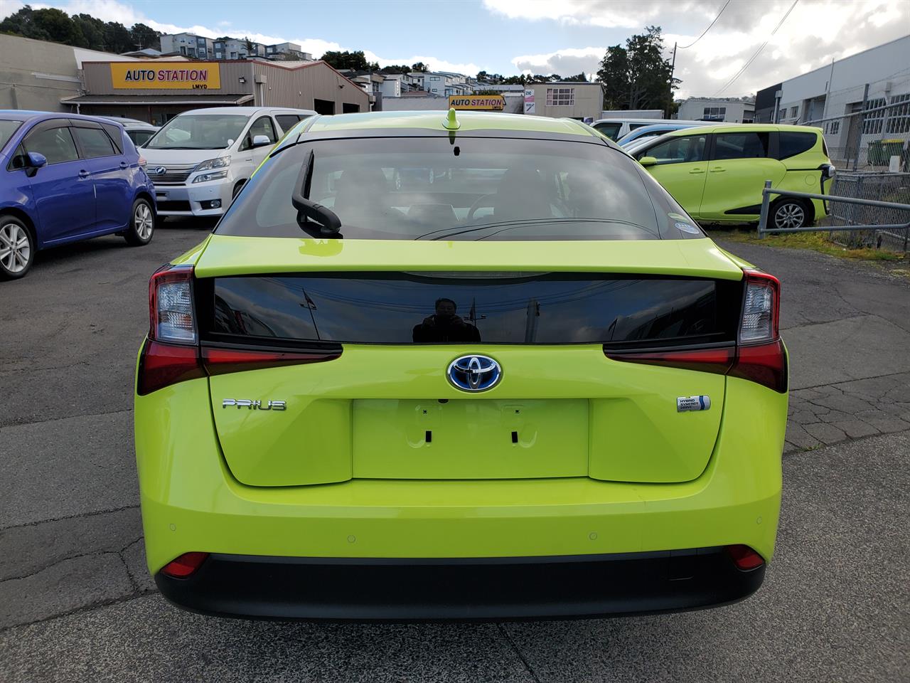 2019 Toyota Prius thumbnail