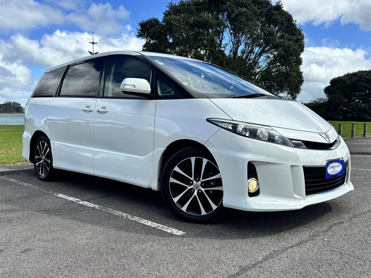 2015 Toyota Estima thumbnail