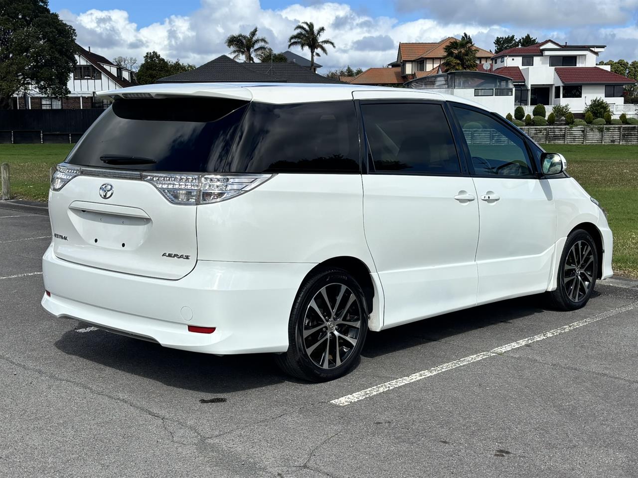 2015 Toyota Estima thumbnail