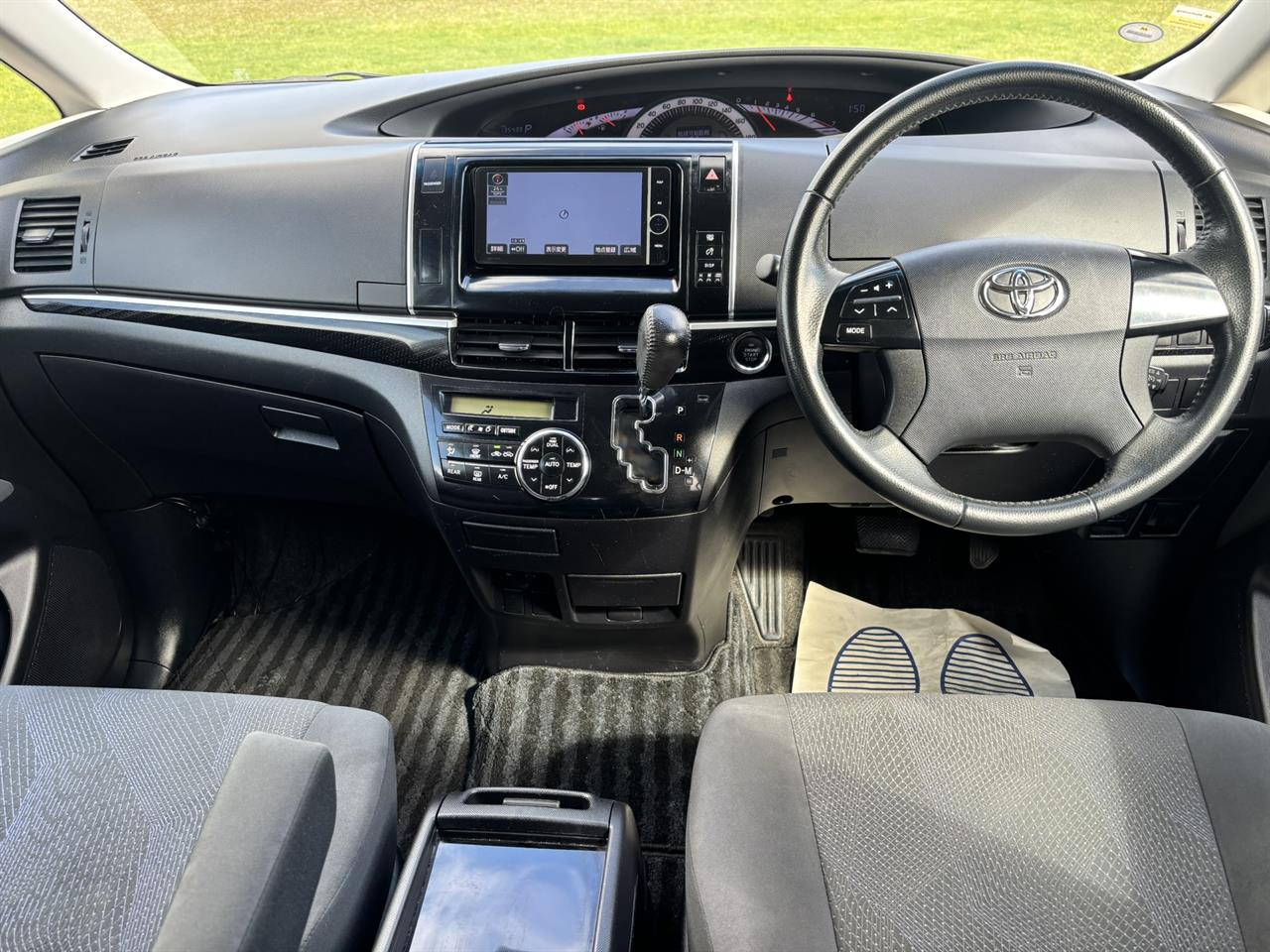 2015 Toyota Estima thumbnail