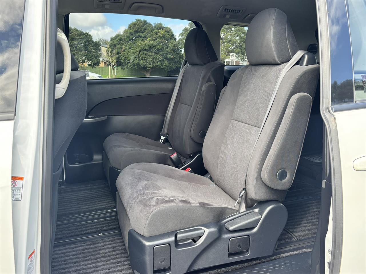 2015 Toyota Estima thumbnail