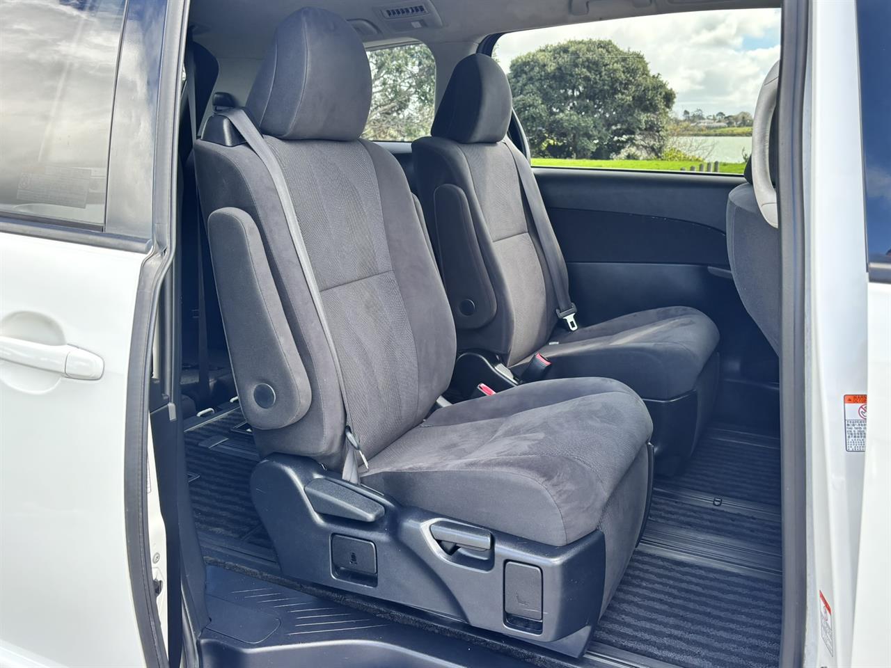 2015 Toyota Estima thumbnail