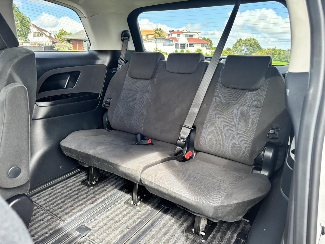 2015 Toyota Estima thumbnail