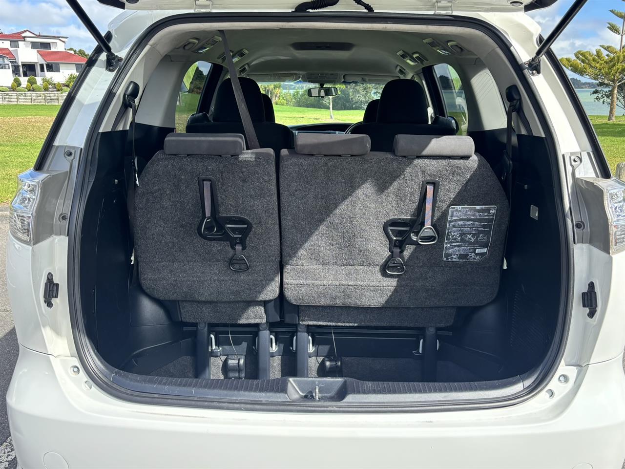 2015 Toyota Estima thumbnail