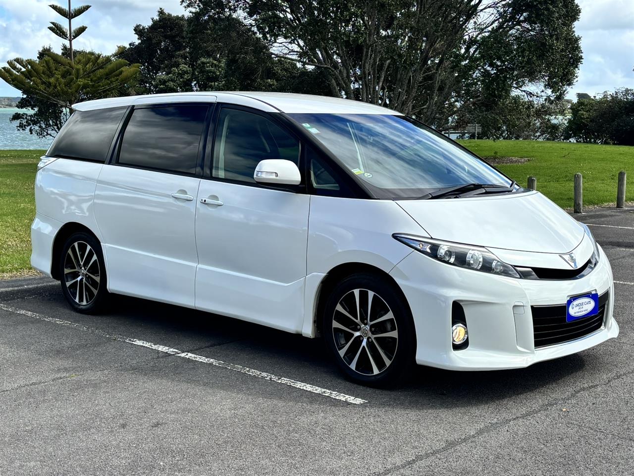 2015 Toyota Estima thumbnail