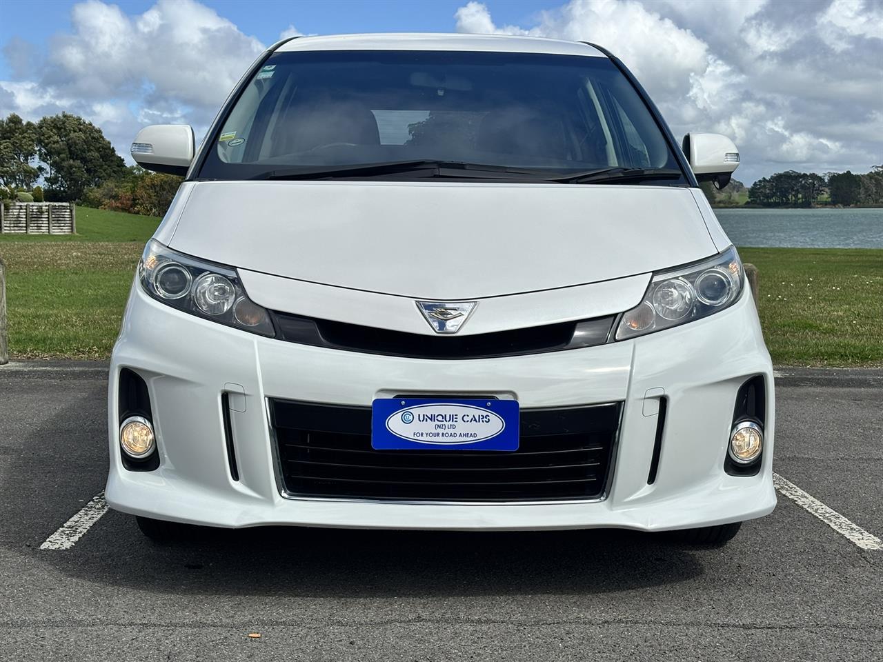 2015 Toyota Estima thumbnail