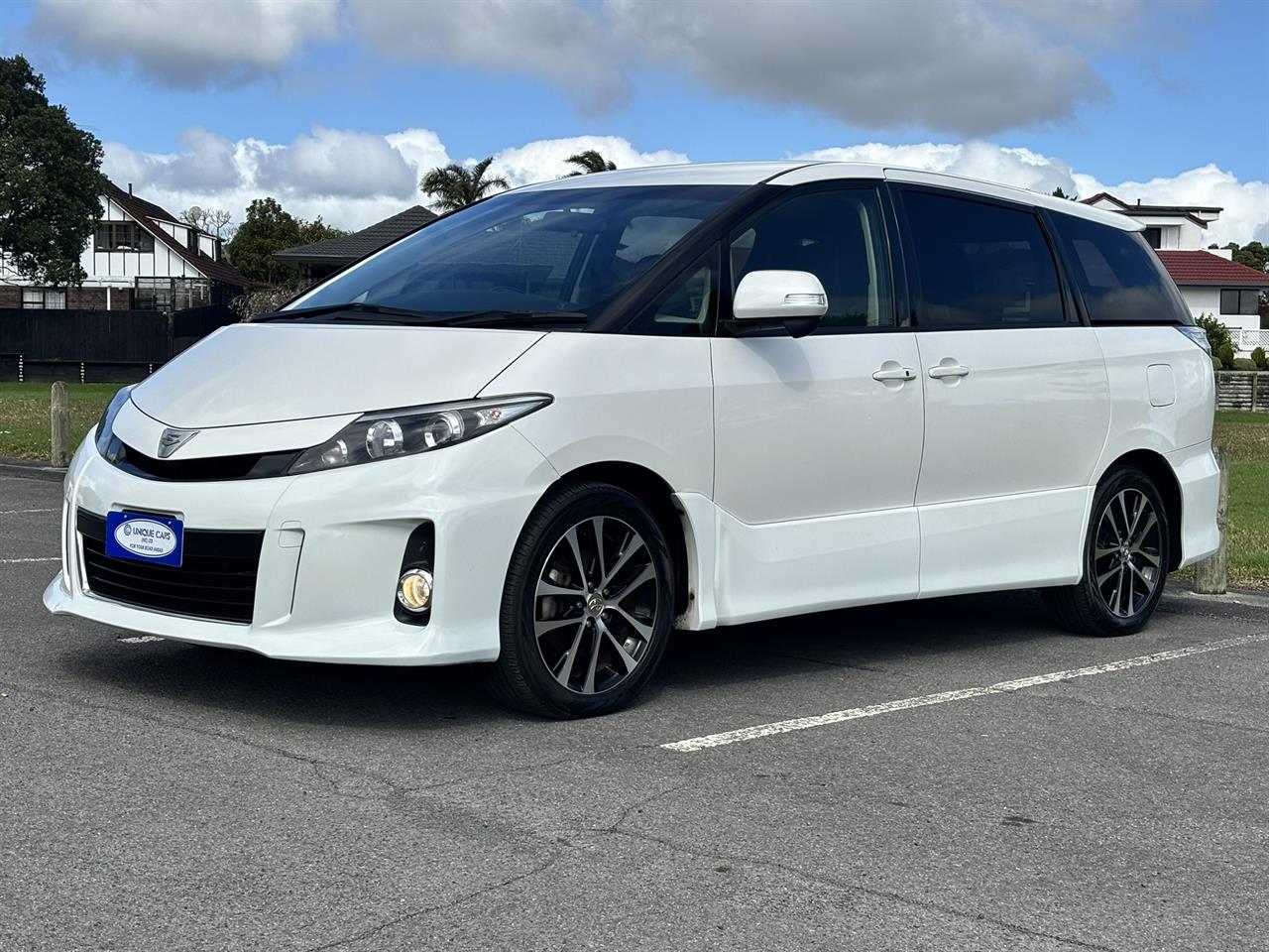 2015 Toyota Estima thumbnail