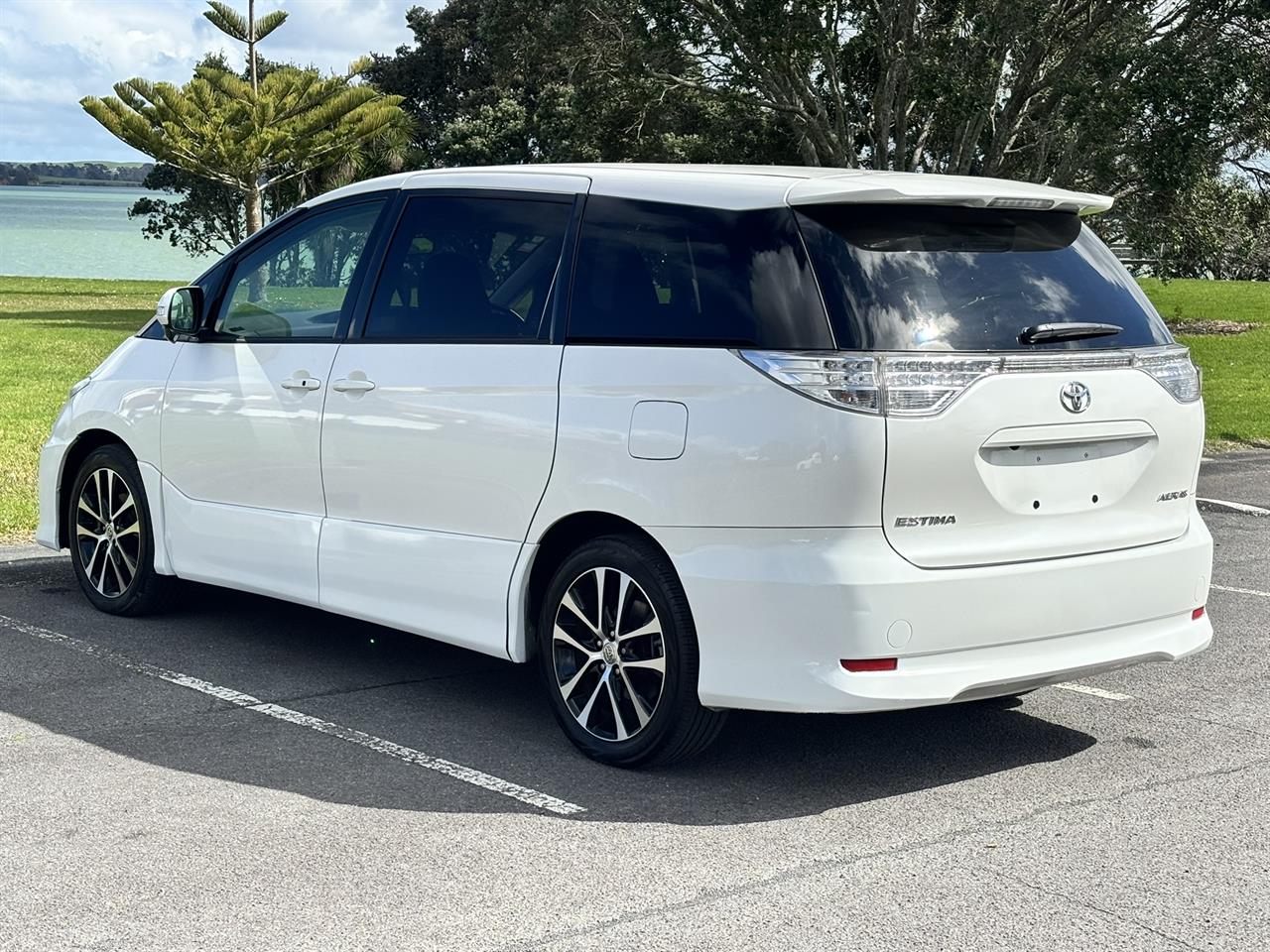 2015 Toyota Estima thumbnail