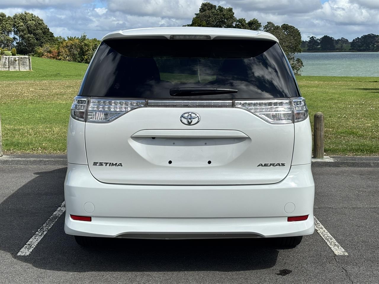 2015 Toyota Estima thumbnail