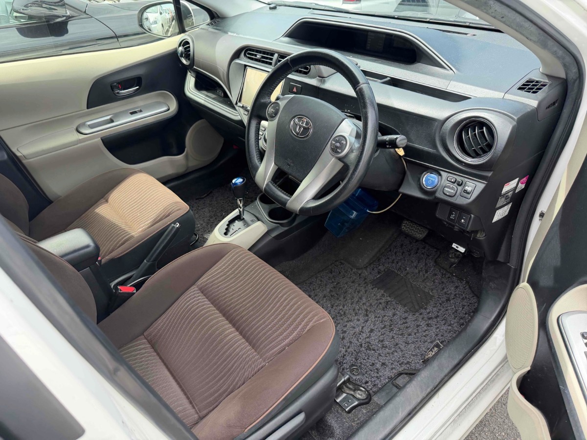 2012 Toyota Aqua thumbnail
