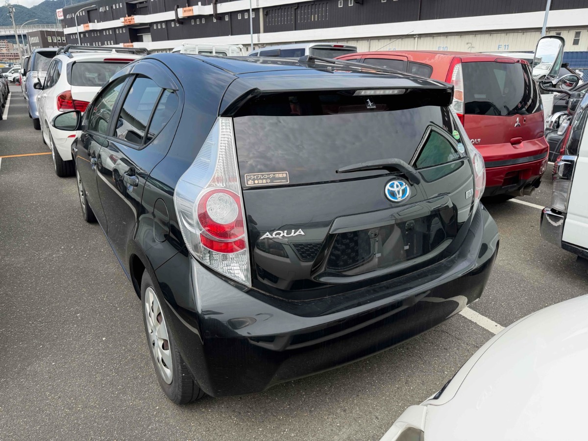 2013 Toyota Aqua thumbnail