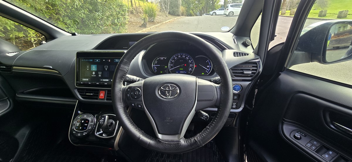 2017 Toyota Esquire thumbnail