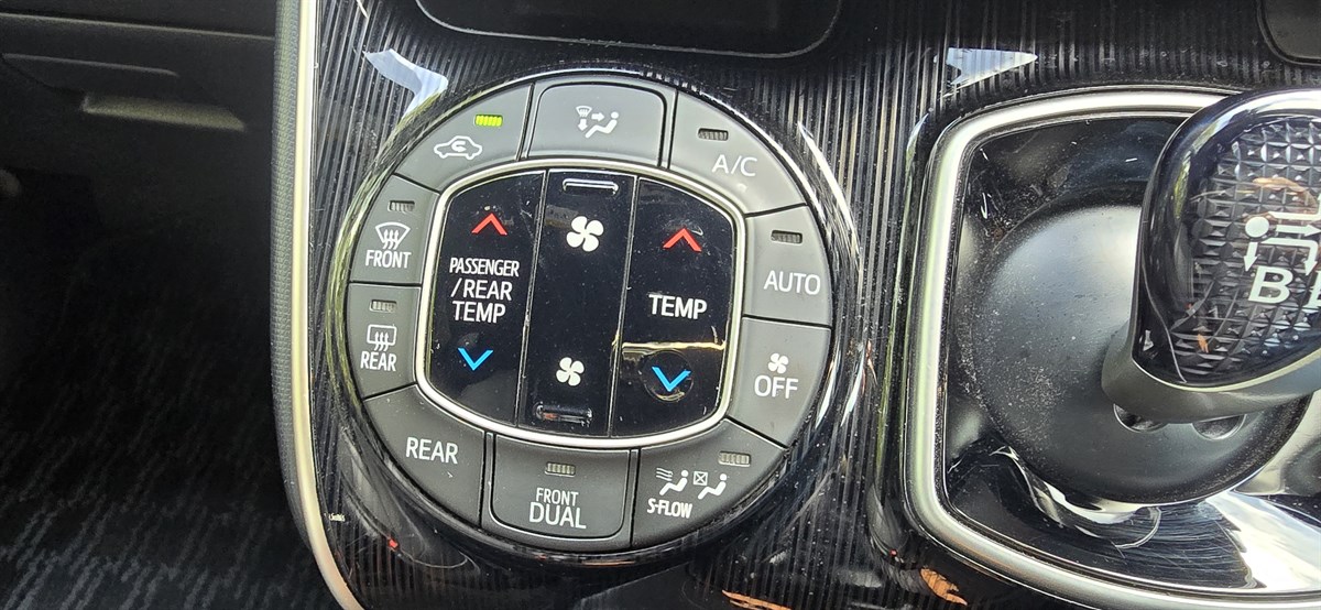 2017 Toyota Esquire thumbnail