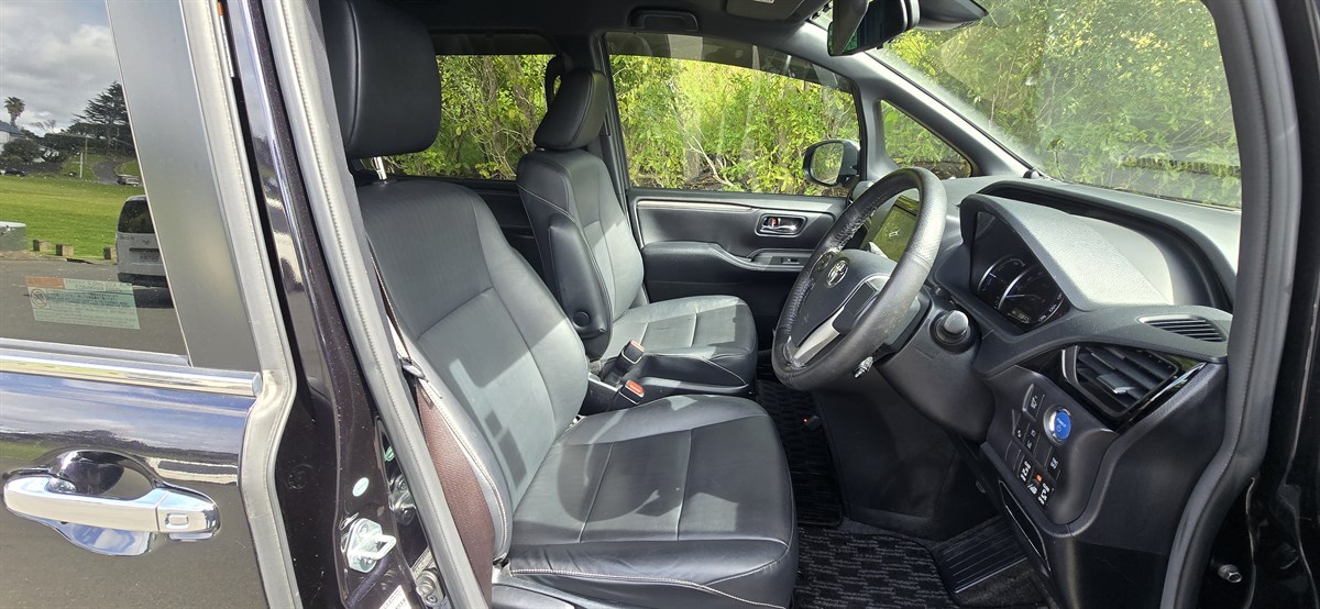 2017 Toyota Esquire thumbnail