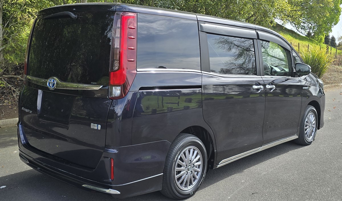 2017 Toyota Esquire thumbnail